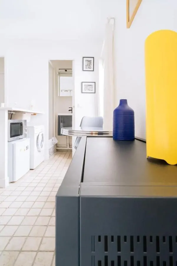 Unique And Bright Studio Apartment In Paris 0*,