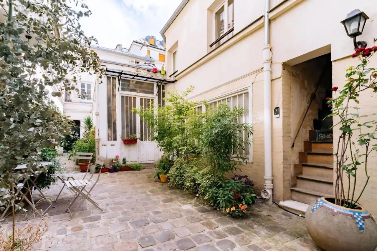 Unique And Bright Studio Apartment In Paris 0*,