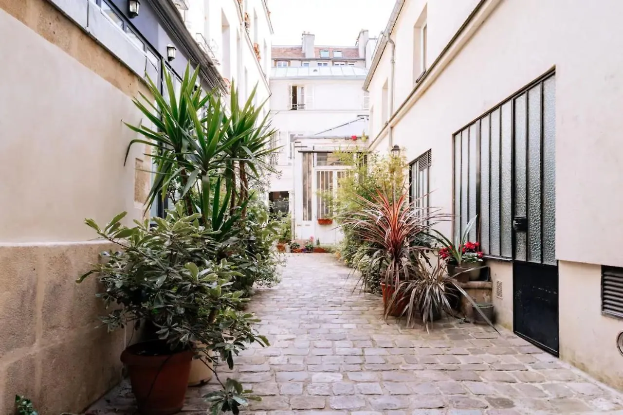 Unique And Bright Studio Apartment In Paris