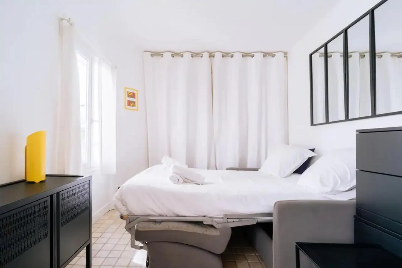 Unique And Bright Studio Apartment In Paris