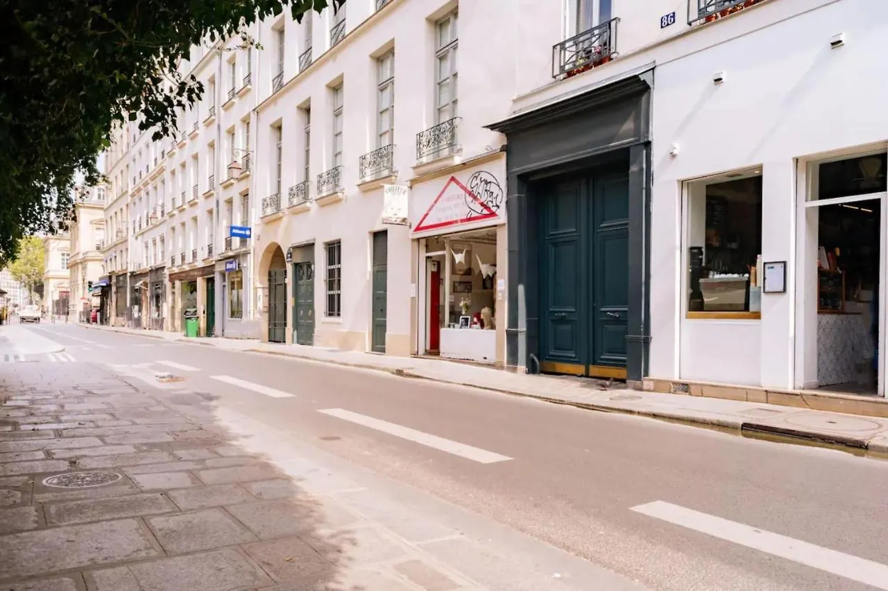 Unique And Bright Studio Apartment In Paris location