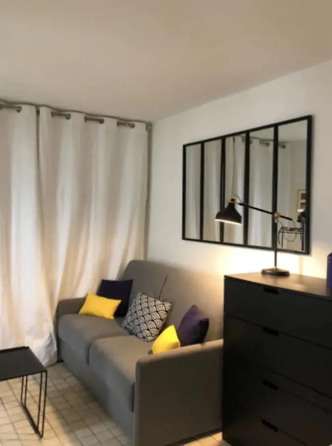 Unique And Bright Studio Apartment In Paříž