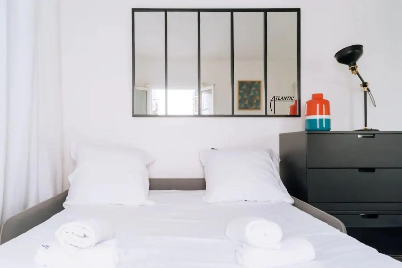 Unique And Bright Studio Apartment In Paříž