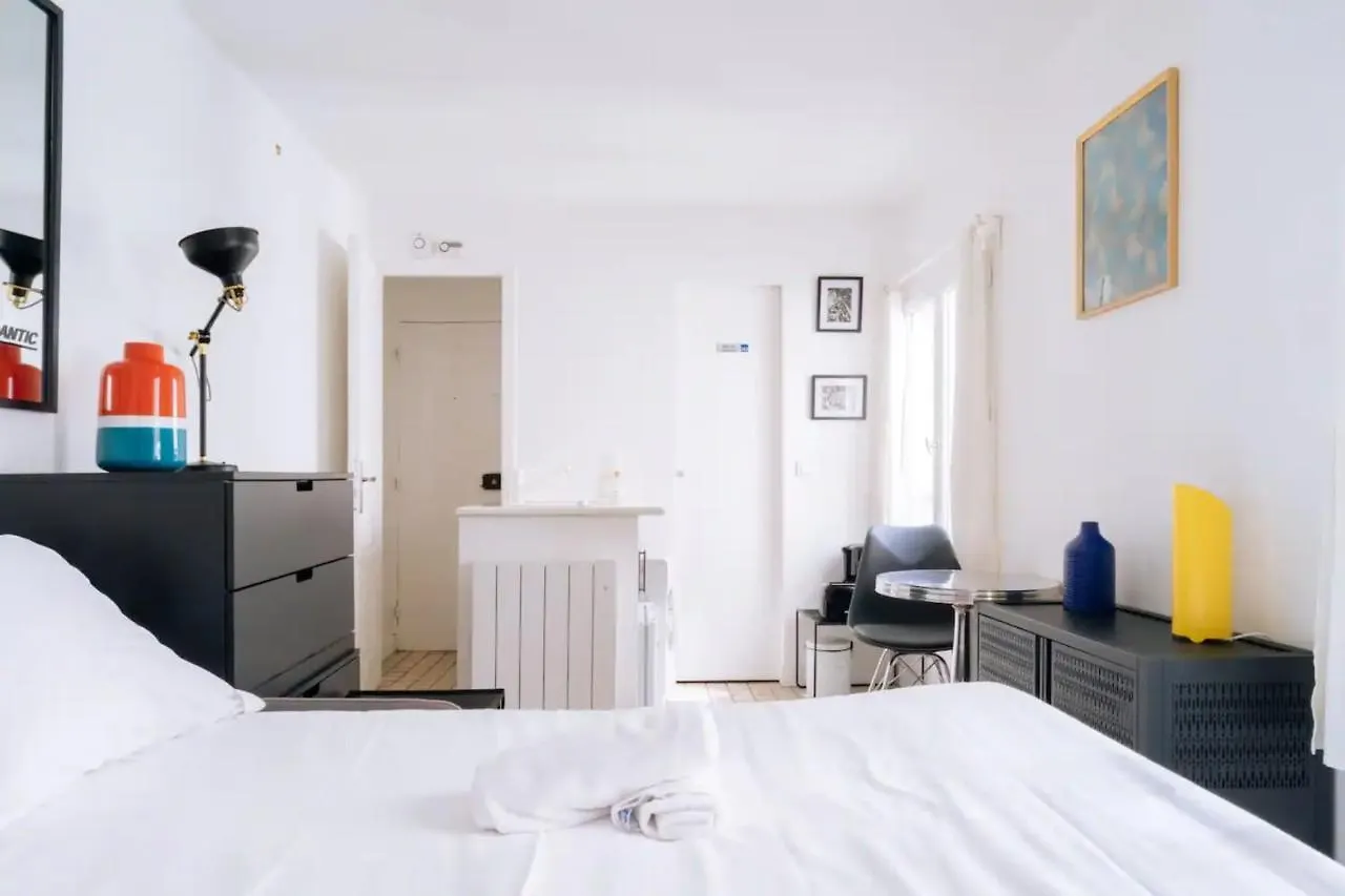 Unique And Bright Studio Apartment In Paříž